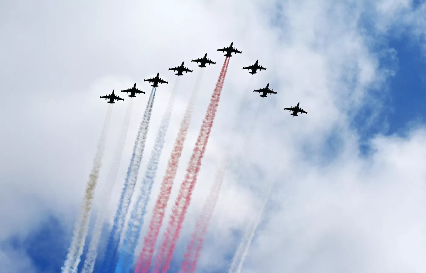 Các máy bay chiến đấu phun khói màu quốc kỳ Nga, kết thúc lễ duyệt binh.