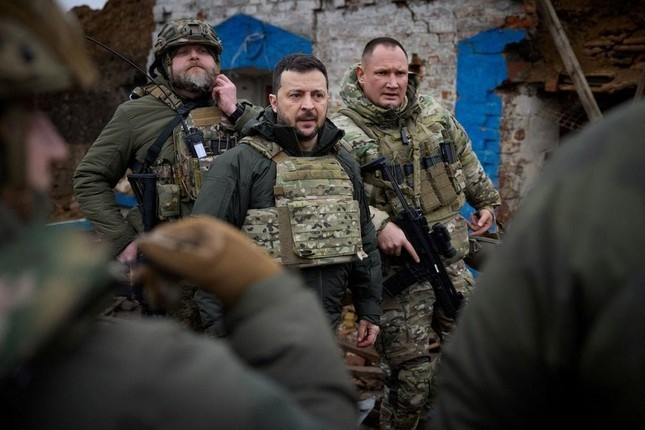 Tổng thống Ukraine Volodymyr Zelensky thị sát các vị trí tiền tuyến của quân đội Ukraine tại làng Rabotino hôm 4/2. Ảnh: Reuters