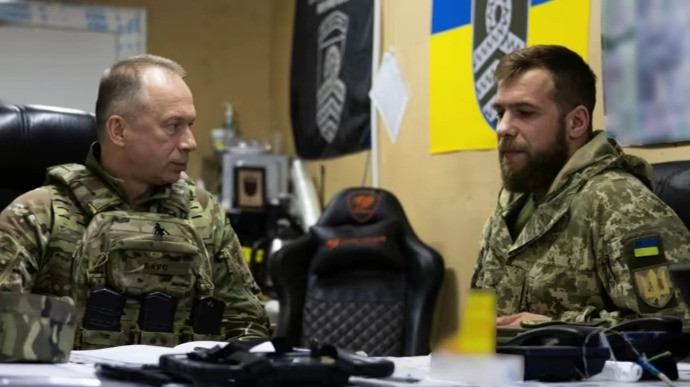 Tướng Syrskyi (trái) trong chuyến thăm. Ảnh: Pravda