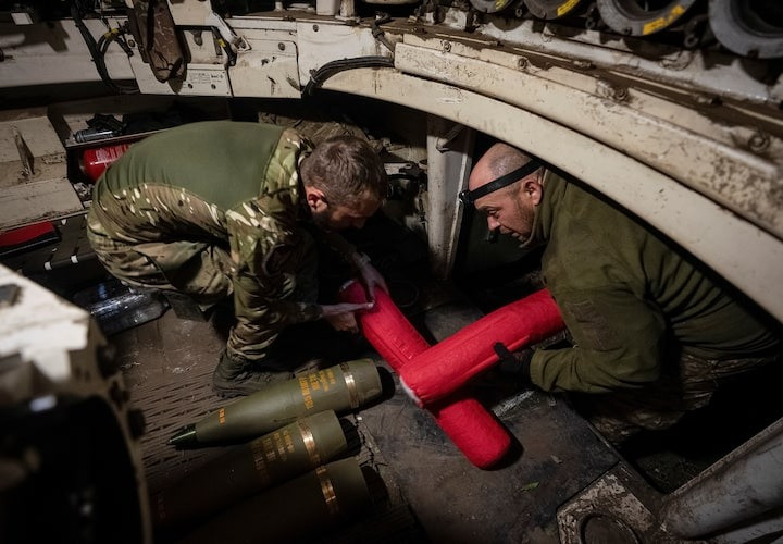 Pháo binh Ukraine ở Kharkiv hôm 20/5. Ảnh: Reuters