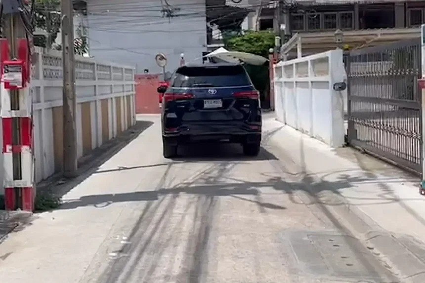 Chiếc Toyota Fortuner đi và về nhiều lần trong buổi sáng. Ảnh: The Nation