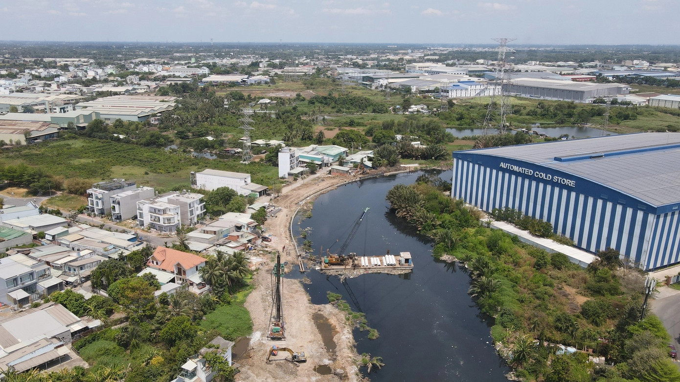 Toàn cảnh kênh Tham Lương - Bến Cát - rạch Nước Lên đoạn qua khu công nghiệp Tân Tạo với hàng chục ha đất trống. Hiện trạng này cho thấy dư địa thu ngân sách từ quỹ đất dọc các dự án giao thông trọng điểm tại TP.HCM còn rất lớn.