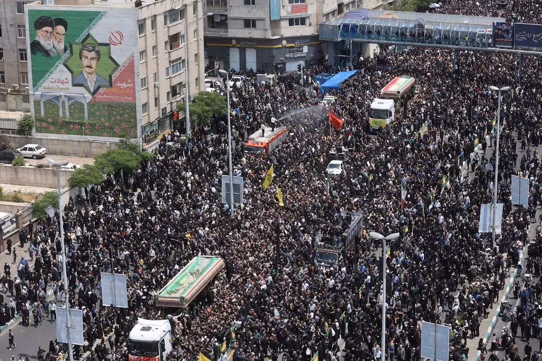 Người dân Iran xuống đường tiễn đưa tổng thống. Ảnh: Reuters