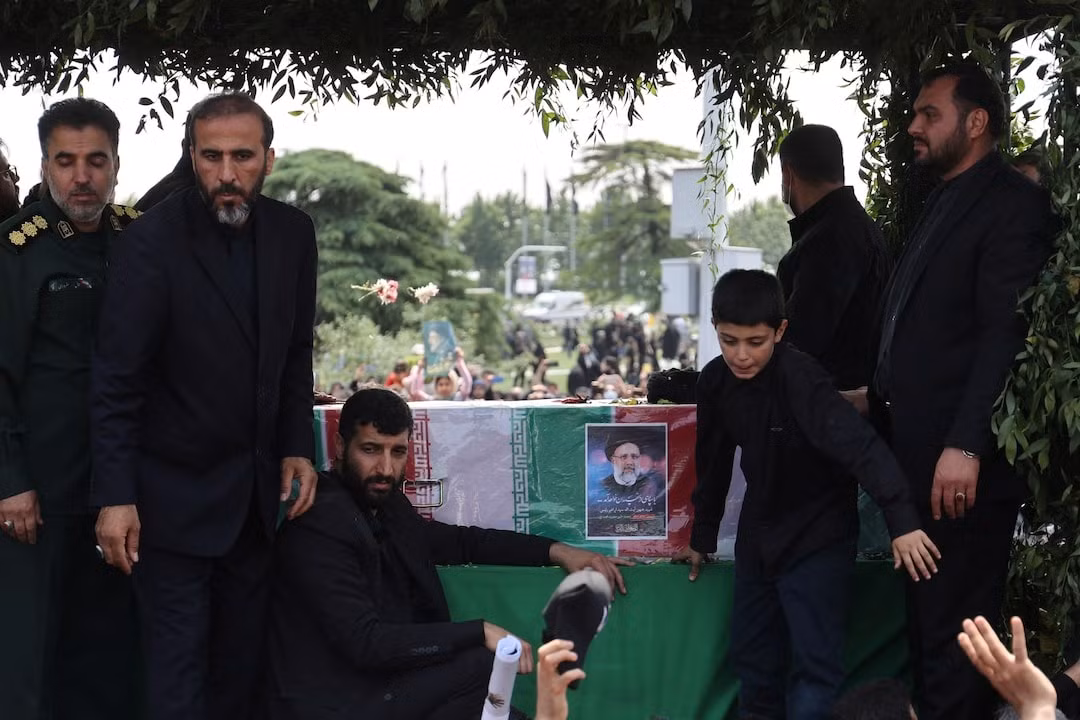 Linh cữu cố Tổng thống Ebrahim Raisi. Ảnh: Reuters