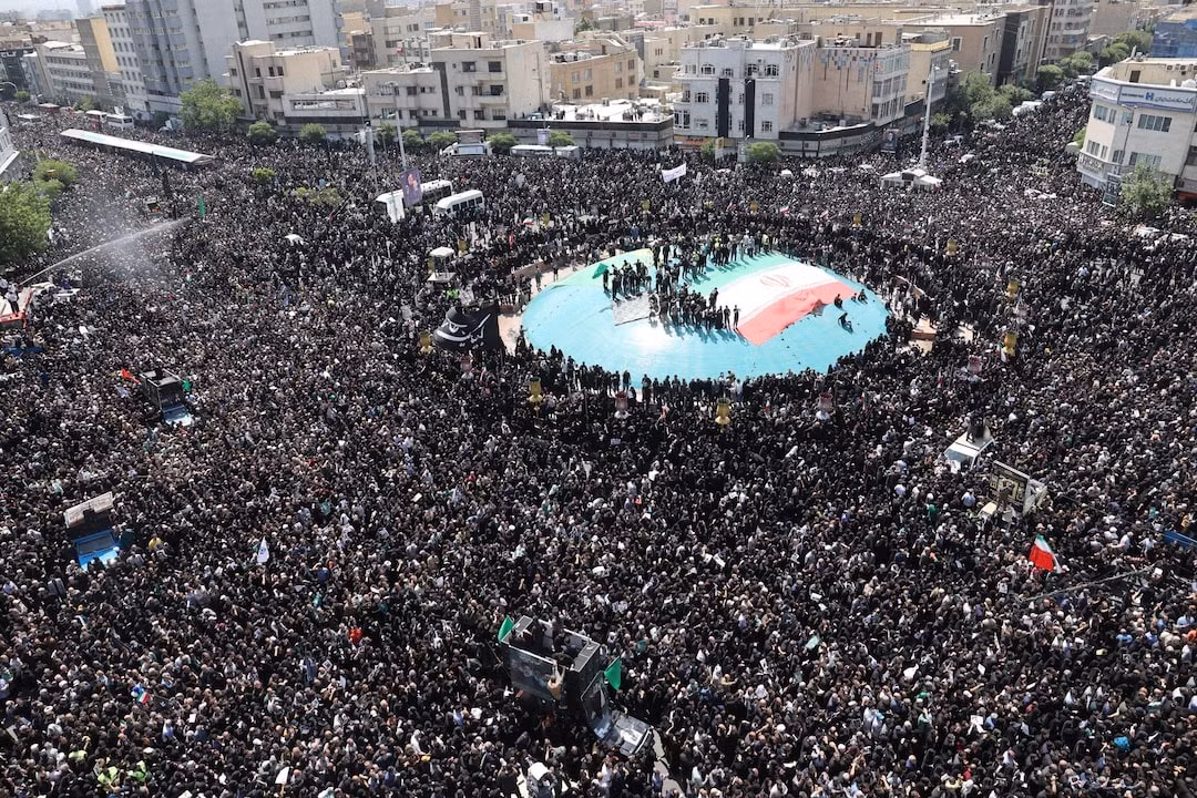 Người dân Iran xuống đường tiễn đưa tổng thống. Ảnh: Reuters
