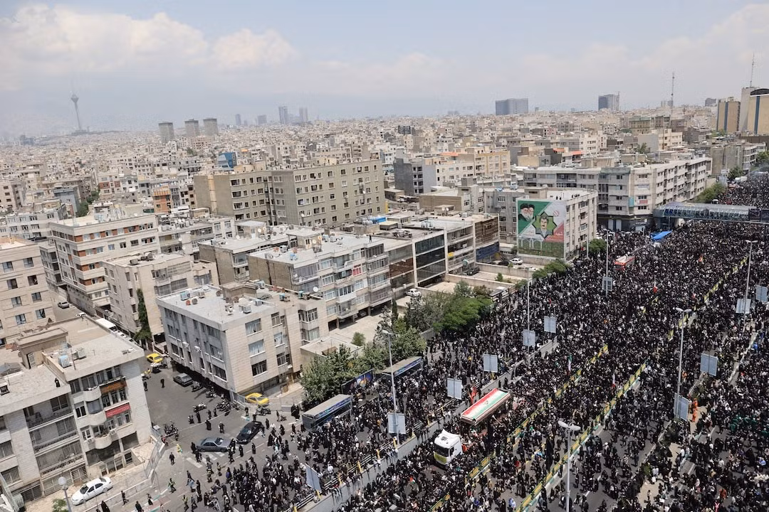 Người dân Iran xuống đường tiễn đưa tổng thống. Ảnh: Reuters