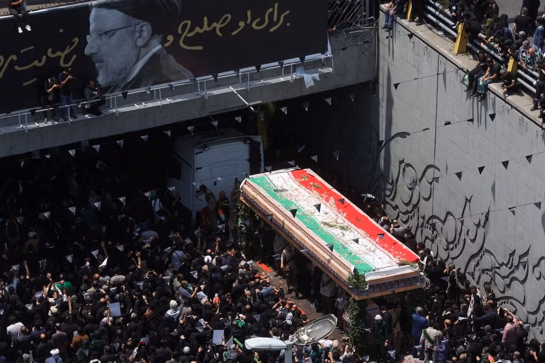 Người dân Iran xuống đường tiễn đưa tổng thống. Ảnh: Reuters