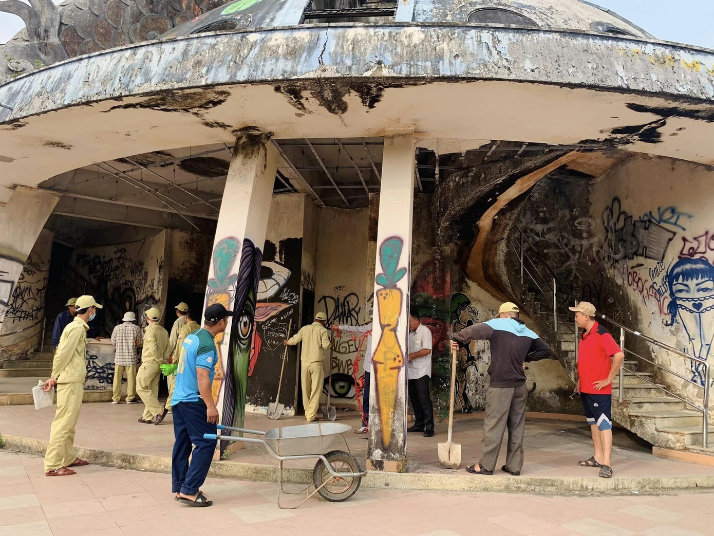 Được đầu tư hàng trăm tỷ nhưng bỏ hoang nhiều năm, các hạng mục của khu giải trí bị hoang phế. Ảnh: TT Công viên cây xanh Huế.