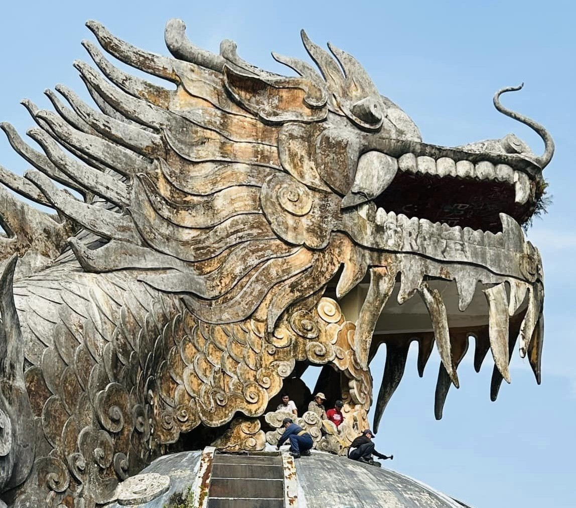 Tháo gỡ các tấm kính bị vỡ để đảm bảo an toàn cho du khách đến tham quan. Ảnh: TT Công viên cây xanh Huế.