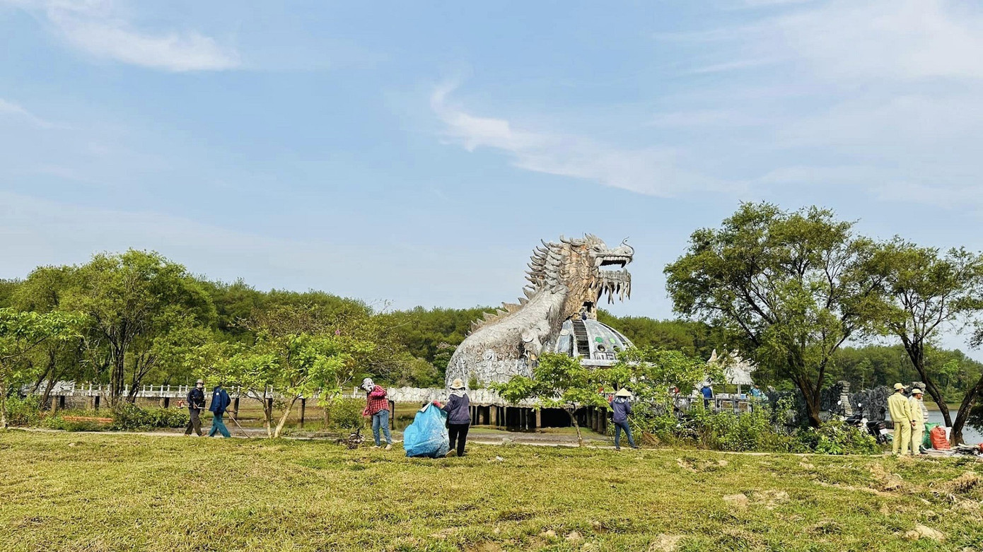 Nhân viên Trung tâm Công viên cây xanh Huế dọn dẹp khu giải trí - nơi đặt tượng rồng. Ảnh: TT Công viên cây xanh Huế.