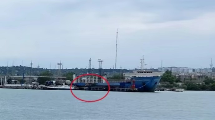 Hình ảnh phà vận tải bị hư hại ở Crimea. Ảnh: Krym.Realii Hình ảnh phà vận tải bị hư hại ở Crimea. Ảnh: Krym.Realii