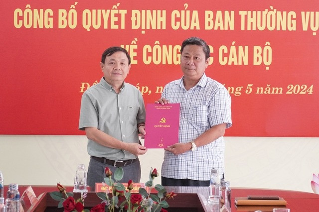 Ông Phan Văn Thắng - Phó Bí thư Thường trực Tỉnh ủy, Chủ tịch Hội đồng nhân dân tỉnh (bên trái) trao quyết định cho ông Đặng Hồng Tâm. Ảnh: Báo Đồng Tháp Ông Phan Văn Thắng - Phó Bí thư Thường trực Tỉnh ủy, Chủ tịch Hội đồng nhân dân tỉnh (bên trái) trao quyết định cho ông Đặng Hồng Tâm. Ảnh: Báo Đồng Tháp