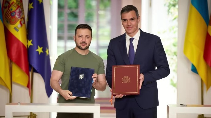 Hai lãnh đạo ký kết thoả thuận an ninh song phương. Ảnh: Pravda