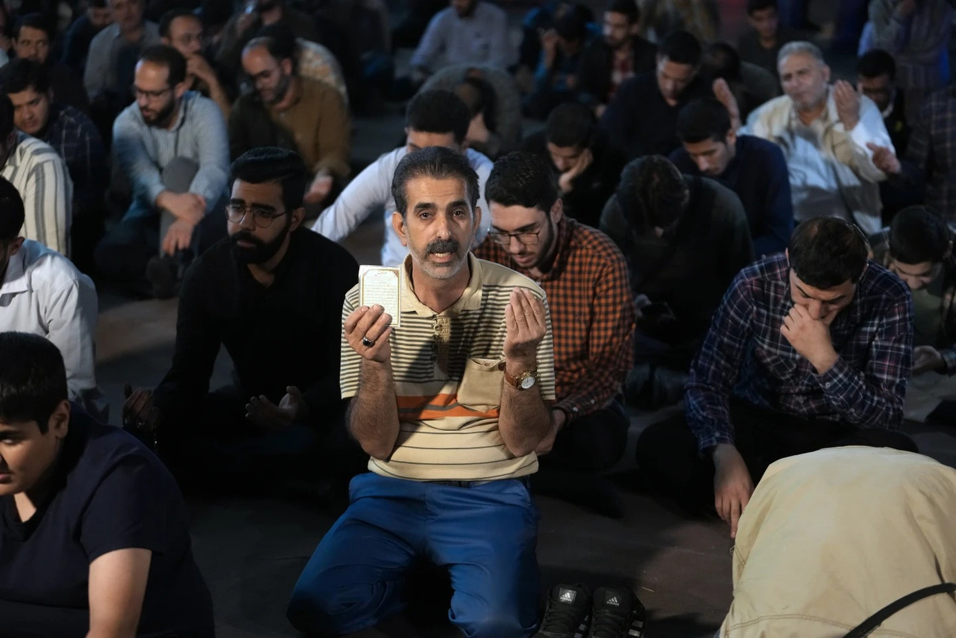 Hình ảnh người dân Iran cầu nguyện cho Tổng thống Raisi trên khắp cả nước. Ảnh: Reuters, AP