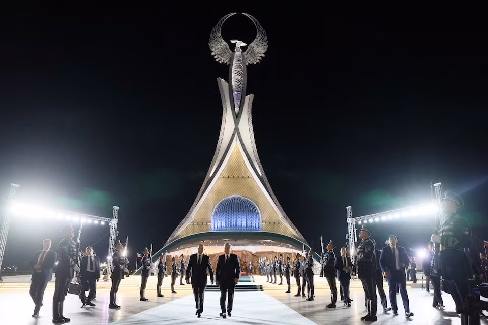 Tổng thống Nga Vladimir Putin và Tổng thống Uzbekistan Shavkat Mirziyoyev thăm công viên New Uzbekistan. Ảnh: Reuters Tổng thống Nga Vladimir Putin và Tổng thống Uzbekistan Shavkat Mirziyoyev thăm công viên New Uzbekistan. Ảnh: Reuters