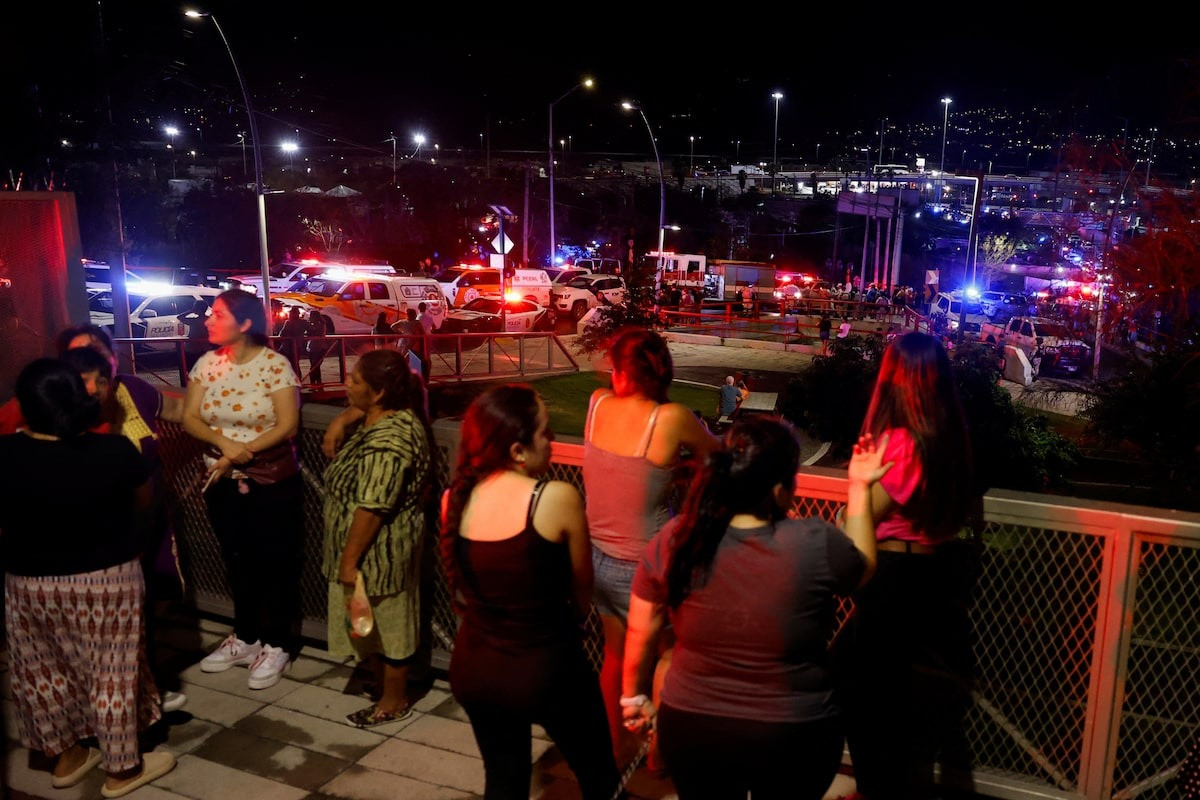 Lực lượng chức năng tại hiện trường. Ảnh: Reuters