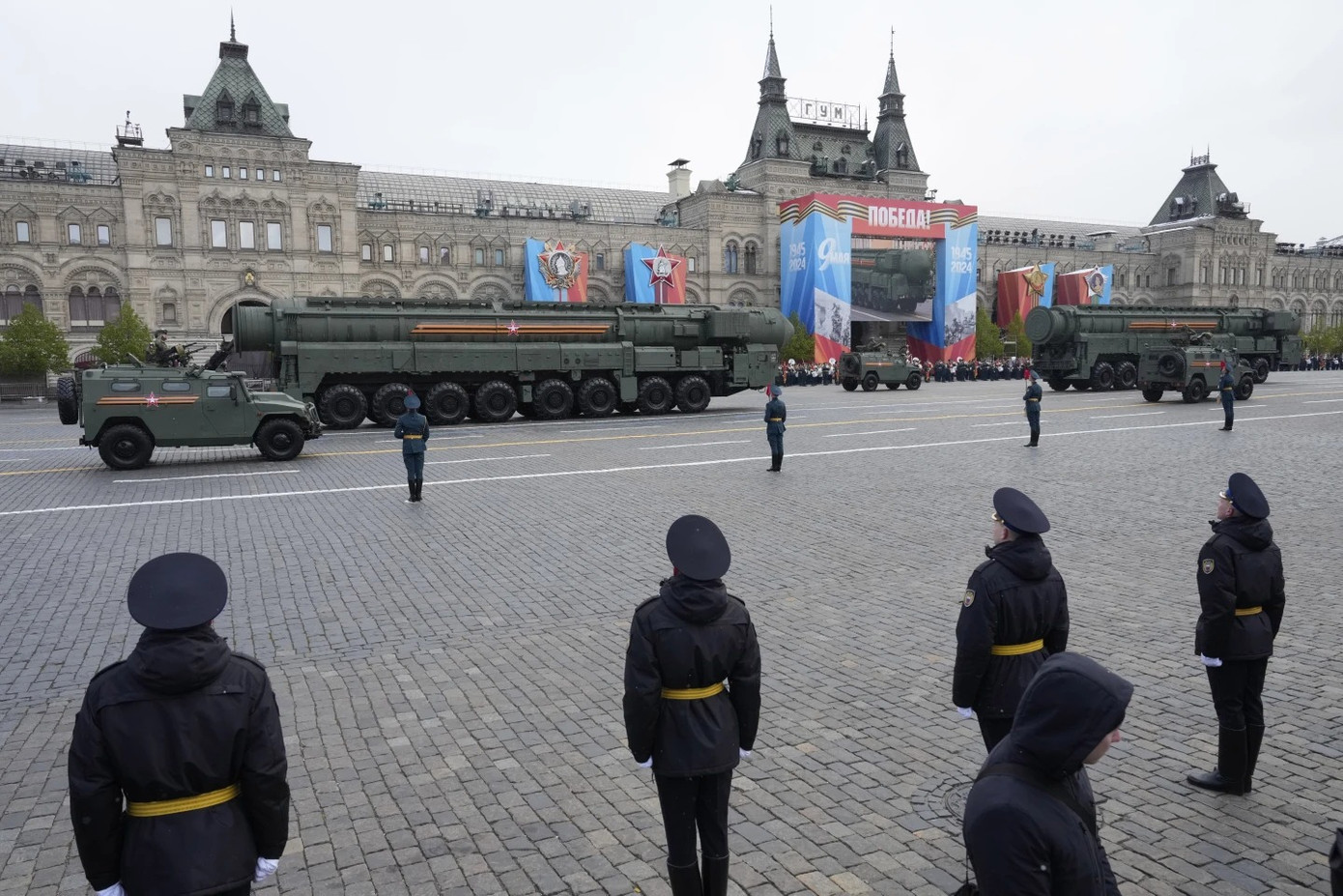 Hệ thống tên lửa đất-đối-không tối tân S-400 Triumf (trái) và hệ thống tên lửa đạn đạo xuyên lục địa di động (ICBM) Yars (phải). Ảnh: RIA Novosti, AP