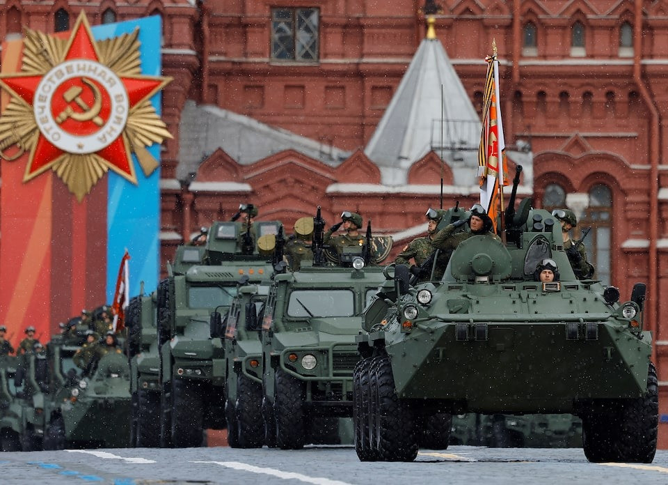 Dẫn đầu là xe bọc thép chở quân BTR-82A. Tiếp đến là xe bọc thép đa năng Tiger-M (thứ hai từ phải sang), được thiết kế để chở quân, lực lượng hộ tống và bảo vệ các đoàn quân, tuần tra và hỗ trợ các đơn vị bằng hỏa lực. Ảnh: Reuters