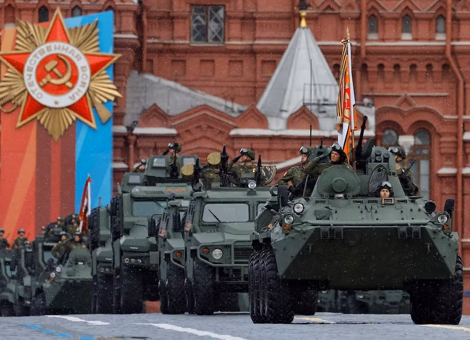 Dẫn đầu là xe bọc thép chở quân BTR-82A. Tiếp đến là xe bọc thép đa năng Tiger-M (thứ hai từ phải sang), được thiết kế để chở quân, lực lượng hộ tống và bảo vệ các đoàn quân, tuần tra và hỗ trợ các đơn vị bằng hỏa lực. Ảnh: Reuters