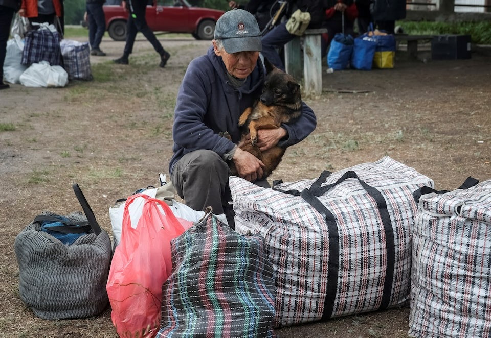 Người dân được sơ tán khỏi Vovchansk. Ảnh: Reuters