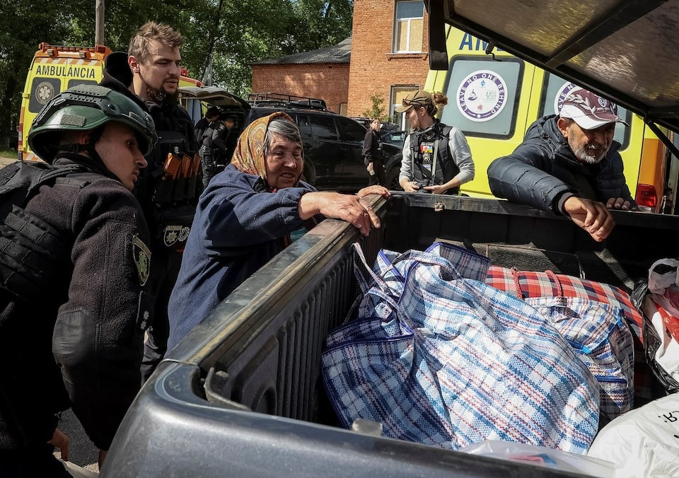 Người dân được sơ tán khỏi Vovchansk. Ảnh: Reuters