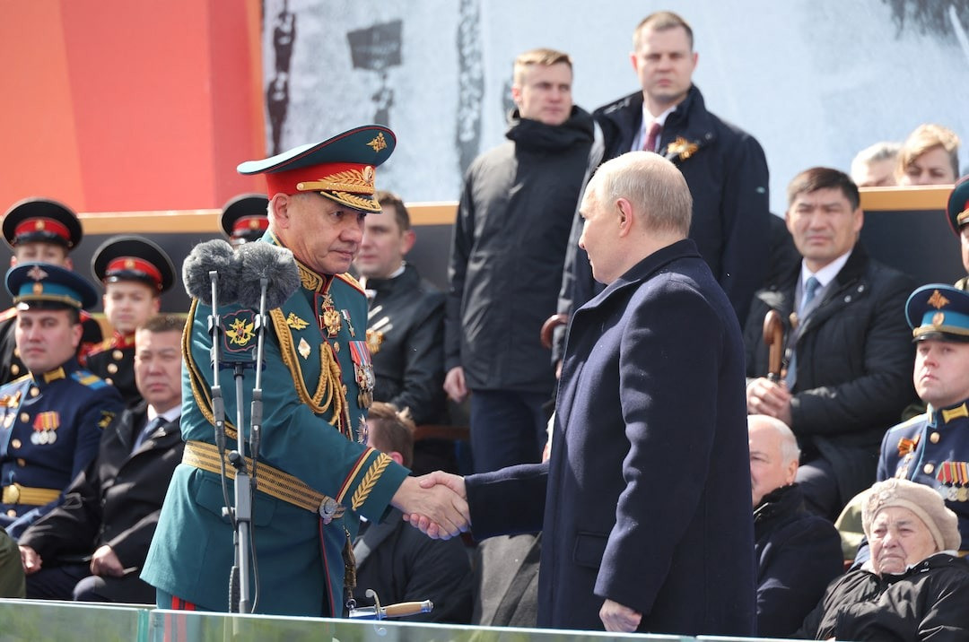 Ông Putin và ông Shoigu tại lễ duyệt binh mừng Ngày Chiến thắng 9/5. Ảnh: Reuters