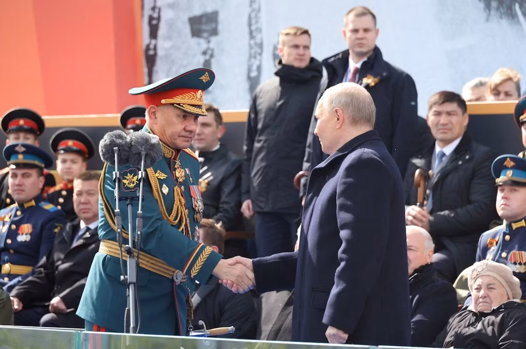 Ông Putin và ông Shoigu tại lễ duyệt binh mừng Ngày Chiến thắng 9/5. Ảnh: Reuters