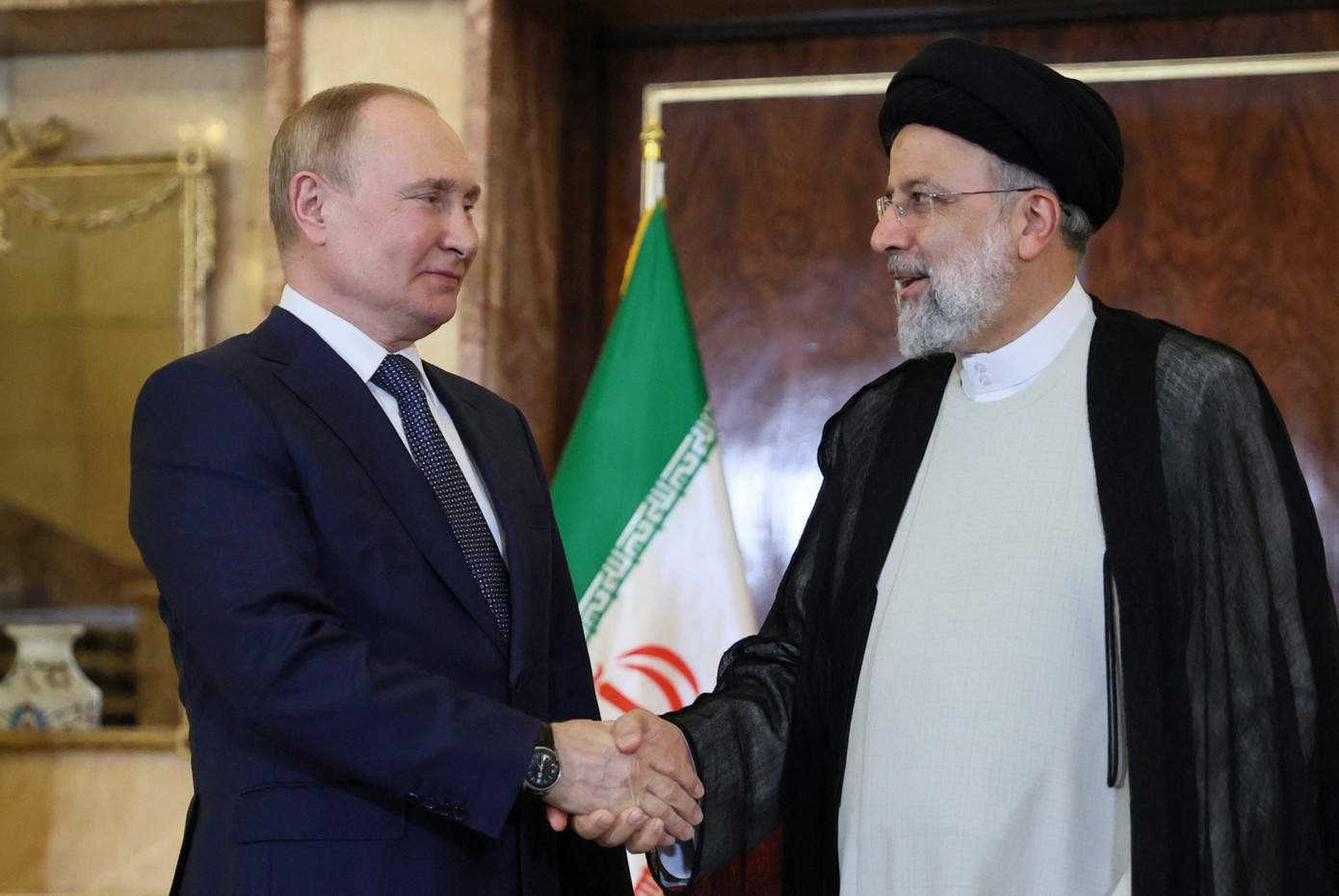 Tổng thống Nga Vladimir Putin và cố Tổng thống Iran Ebrahim Raisi trong một cuộc gặp hồi năm 2022. Ảnh: Reuters Tổng thống Nga Vladimir Putin và cố Tổng thống Iran Ebrahim Raisi trong một cuộc gặp hồi năm 2022. Ảnh: Reuters