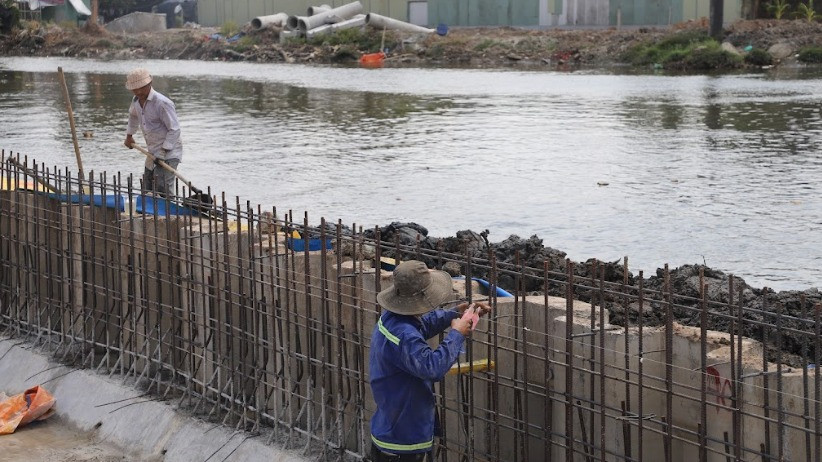 Hạng mục tường quây bờ kè thuộc gói thầu xây lắp số 1 hiện đạt 50%. Công nhân thi công 3 ca, 4 kíp để chạy đua với mùa mưa.