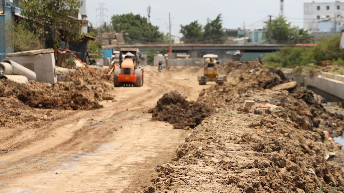 Các chuyên gia ước tính, nếu có thể dùng đất phún sỏi đỏ thay thế một phần cát đắp nền đường, toàn dự án có thể tiết kiệm hàng trăm tỷ đồng về cả chi phí lẫn thời gian thi công.