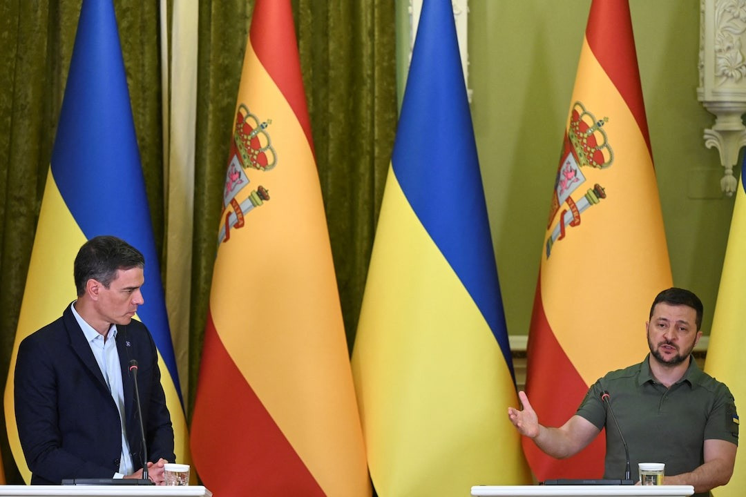 Thủ tướng Tây Ban Nha Pedro Sanchez và Tổng thống Ukraine Volodymyr Zelensky gặp nhau hồi tháng 7/2023. Ảnh: Reuters
