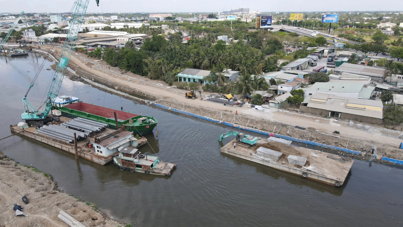 Tham Lương - Bến Cát - rạch Nước Lên là tuyến kênh dài nhất TP.HCM với tổng chiều dài đường hai bên kênh gần 65km, đi qua 7 quận huyện bao gồm: Quận 12, Bình Tân, Tân Phú, Tân Bình, Gò Vấp, Bình Thạnh và huyện Bình Chánh. Dự án có 10 gói thầu do Ban quản lý dự án đầu tư xây dựng hạ tầng đô thị (Ban hạ tầng đô thị) TP.HCM làm chủ đầu tư. (Trong ảnh: Trên đoạn kênh thuộc gói thầu xây lắp số 1 dự án kênh Tham Lương - Bến Cát - rạch Nước Lên, nhà thầu huy động sà lan chở cây cừ (để đóng cọc), ván, cát đá tập kết vào công trường).