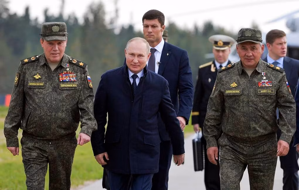 Ông Putin đi cùng ông Shoigu (phải) và ông Gerasimov (trái). Ảnh: Tass