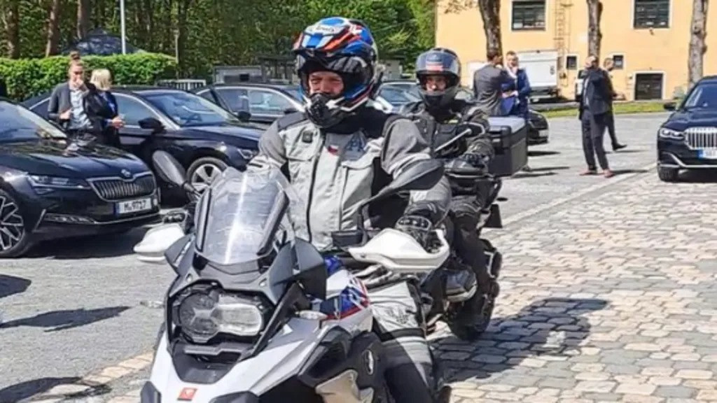 Ông Pavel lái xe mô tô đến Đức. Ảnh: BBC Ông Pavel lái xe mô tô đến Đức. Ảnh: BBC