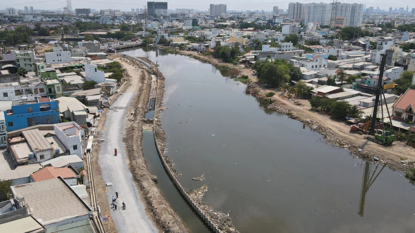 Hình hài tuyến đường giao thông ven kênh dài nhất TP.HCM đã lộ diện. Dự án được kỳ vọng sẽ tạo ra cú hích rất lớn về giao thông đô thị như đã từng diễn ra vào năm 2012 khi khánh thành kênh Nhiêu Lộc - Thị Nghè cùng hai tuyến đường Trường Sa và Hoàng Sa.