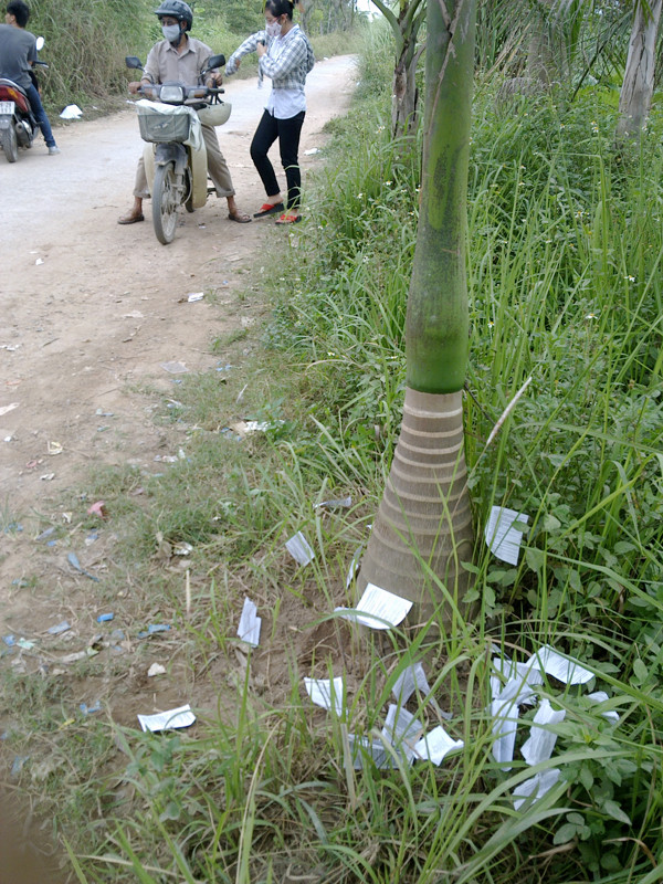 Phao thi trước trường THPT Thượng Cát (xã Thượng Cát, huyện Từ Liêm, Hà Nội)