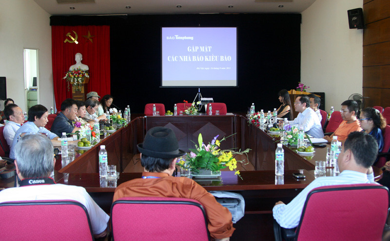 Đoàn nhà báo kiều bào giao lưu với báo Tiền phong