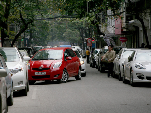 Bãi đô xe gây tắc nghẽn giao thông trên phố Triệu Việt Vương