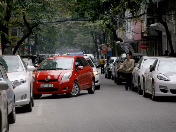 Bãi đỗ xe dưới lòng đường Triệu Việt Vương (Hai Bà Trưng, Hà Nội). Bãi đô xe gây tắc nghẽn giao thông trên phố Triệu Việt Vương