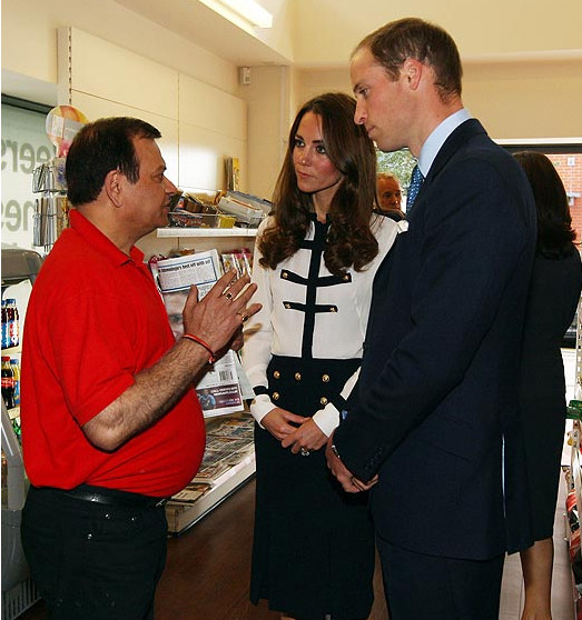 Kate và Wills đang nói chuyện với Ajay Bhatia