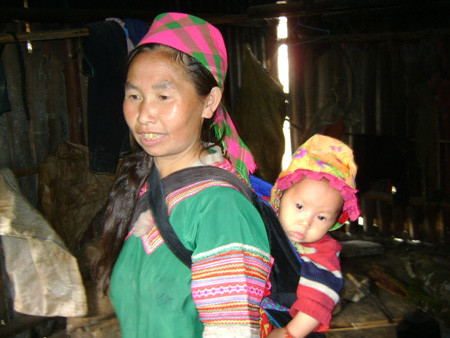 Bà Lý Thị Sú và cô con gái út Cư Thị Luyến