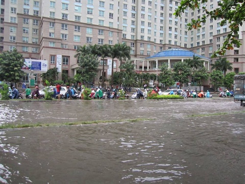 Đường Nguyễn Hữu Cảnh, quận Bình Thạnh cũng chịu chung số phận do gần sông Sài Gòn. Khắp 3 làn đường nước mênh mông lút cả dải phân cách. Ảnh: VTO Phạm