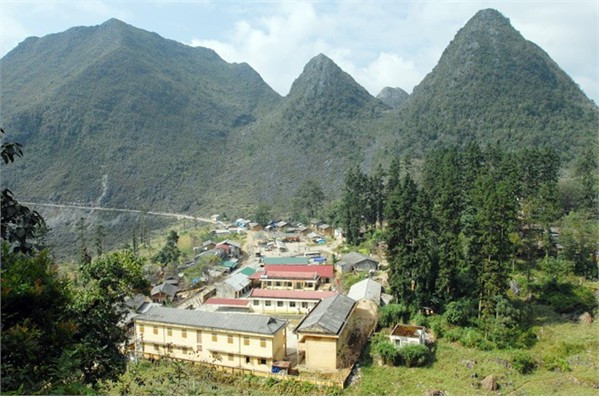 Khu nhà Vương được bao bọc giữa những dãy núi của cao nguyên đá Đồng Văn