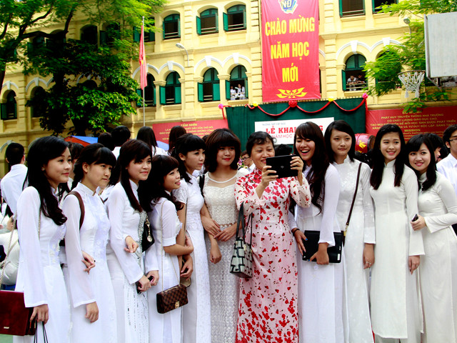 Cô trò cùng xem lại hình