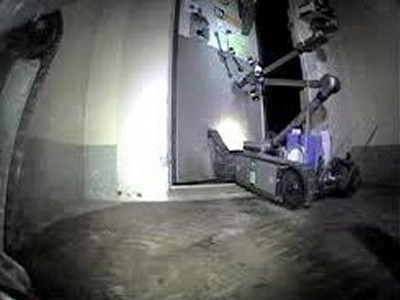 Robot mở cửa trong tòa nhà lò phản ứng số 2	Ảnh: Tepco