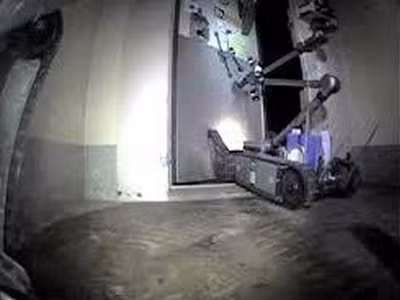Robot mở cửa trong tòa nhà lò phản ứng số 2. Ảnh: Tepco. Robot mở cửa trong tòa nhà lò phản ứng số 2 Ảnh: Tepco