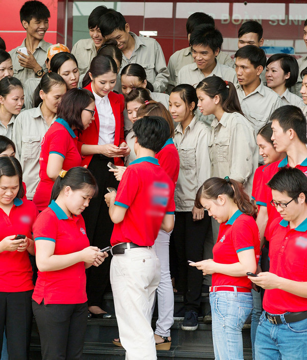 Ngọc Hân vận động công nhân của nhà máy nhắn tin ủng hộ cho trương trình 'Nhà bán trú cho em'