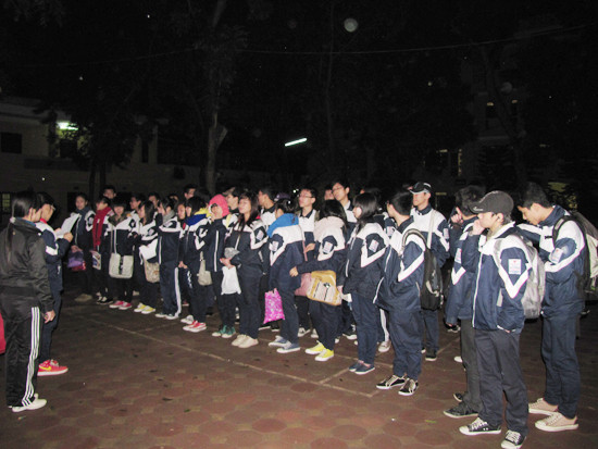 Lớp học thể dục tiết 5 giữa sân trường. Để có đủ ánh sáng cho học sinh học tập, ngay từ hôm qua, nhà trường đã trang bị dây điện, bóng đèn tuýp trên sân. 