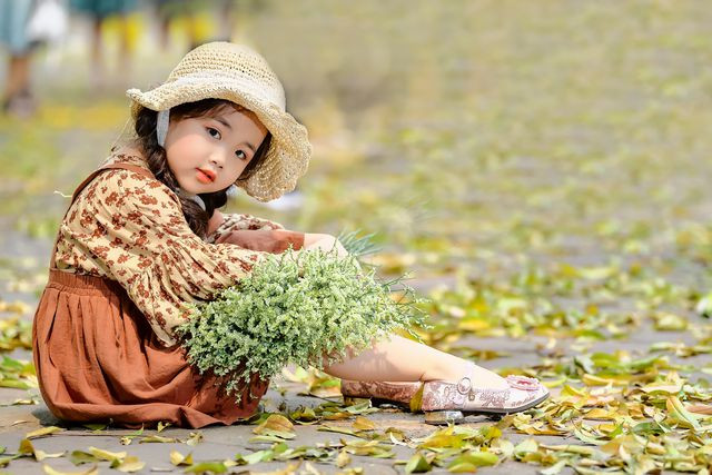 Bé gái Hà Nội thỏa sức tạo dáng trên con đường ngập lá sấu vàng Phan Đình Phùng - 1