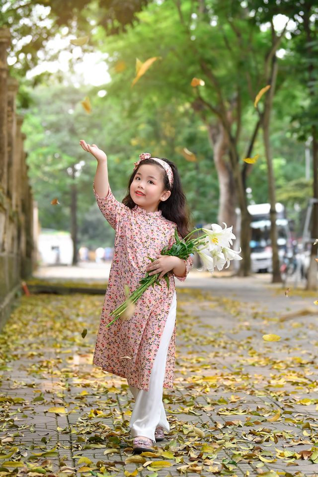 Bé gái Hà Nội thỏa sức tạo dáng trên con đường ngập lá sấu vàng Phan Đình Phùng - 8